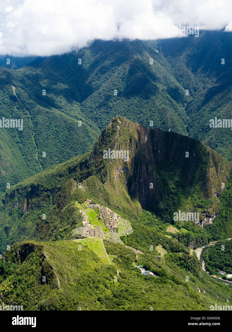 Las ruinas incas de Machu Picchu, fotografiado desde la cima de una montaña, cerca de Machu Picchu Aguas Calientes, Perú. Foto de stock