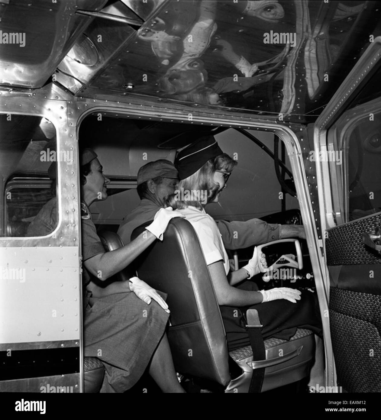 Grover Shuler dando lecciones de vuelo a girl scouts - Tallahassee o 15646284262 Foto de stock