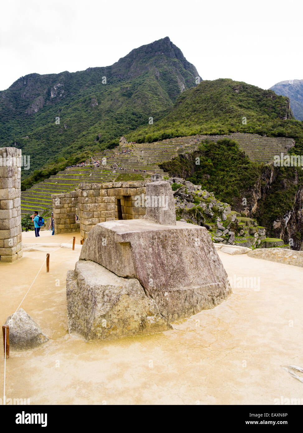 Las ruinas incas de Intihuatana, un altar especial, en Machu Picchu, con monta-a Machu Picchu en el fondo, cerca de aguas ca Foto de stock