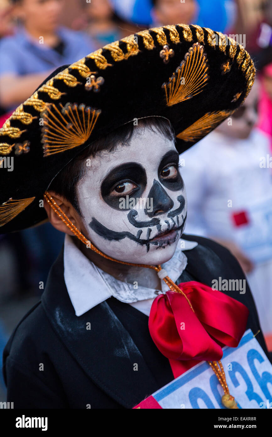 Un niño vestido como un esqueleto durante el día de los Muertos Festival  conocido en español como D'a de muertos el 25 de octubre de 2014 en Oaxaca,  México Fotografía de stock -