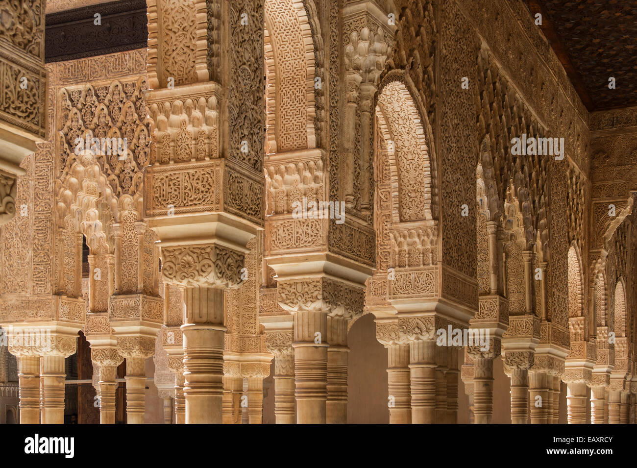Columnas y arcos en el Patio de los Leones, La Alhambra, Granada, Andalucía, España Foto de stock
