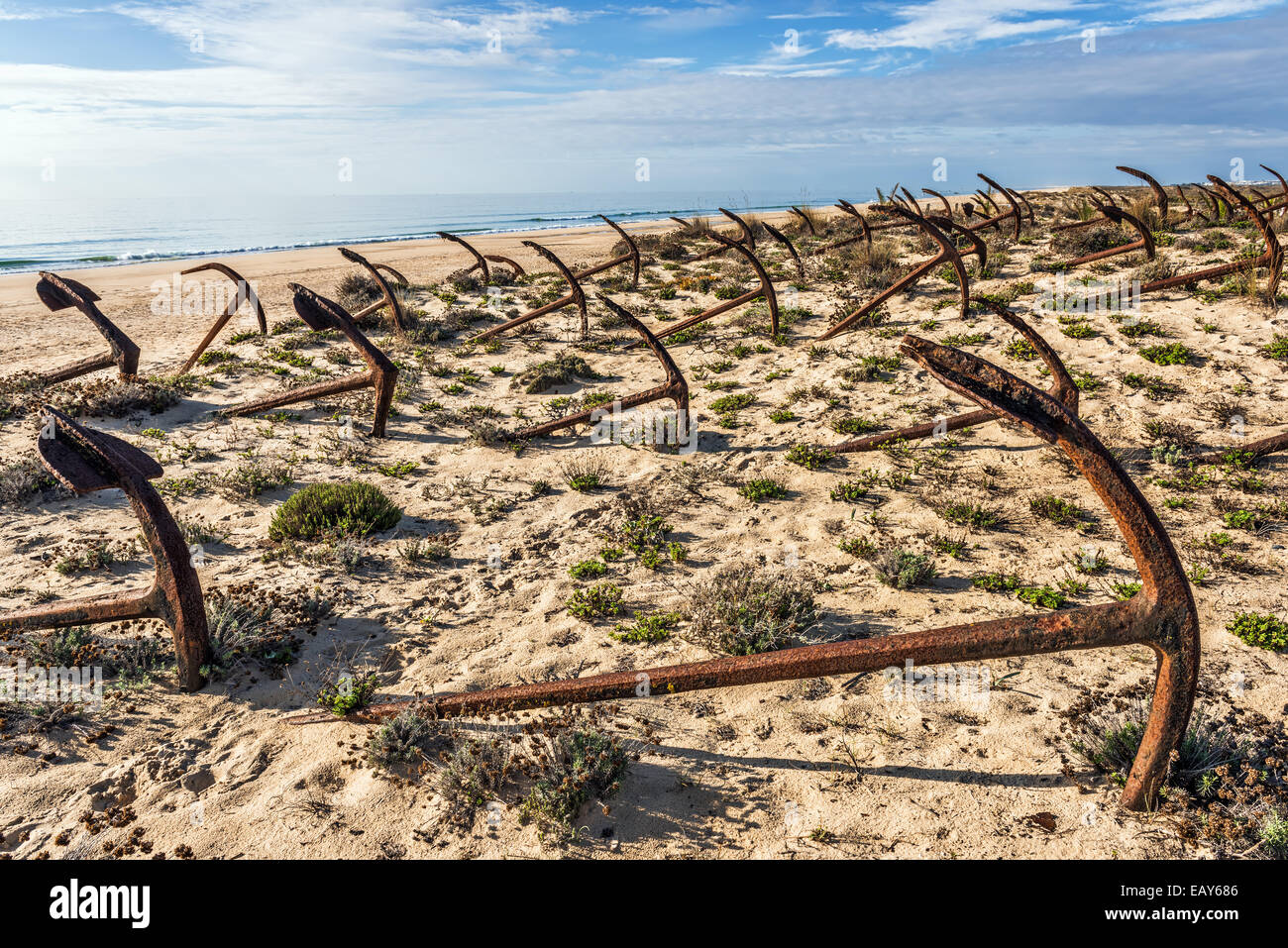 Cementerio de anclas en la playa de Praia Do Barril en Santa Luzia, Algarve,  Portugal, Europa Fotografía de stock - Alamy