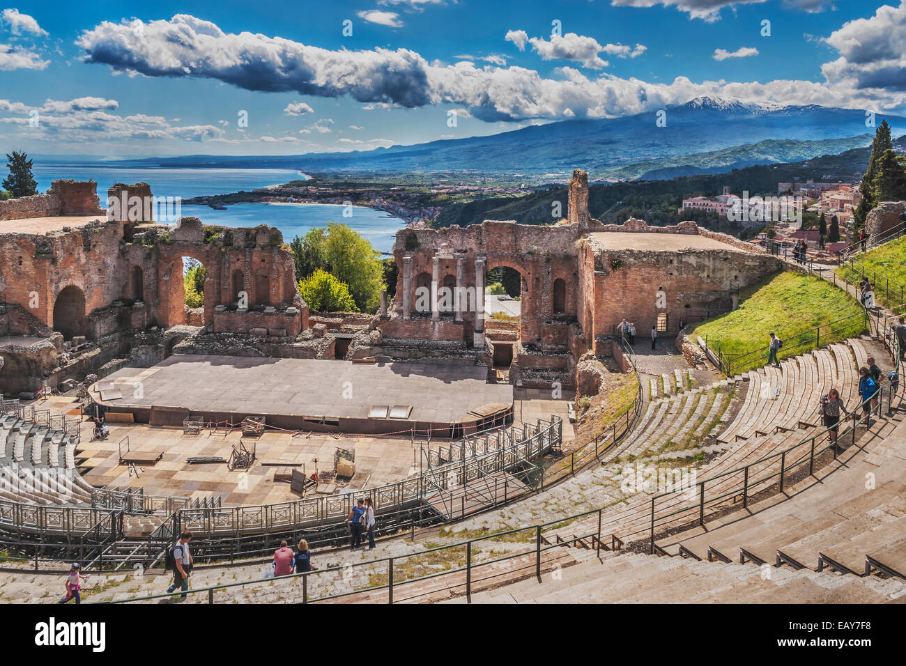 El antiguo teatro de Taormina es también conocido como el Teatro Greco (teatro griego), provincia de Messina, Sicilia, Italia, Europa Foto de stock