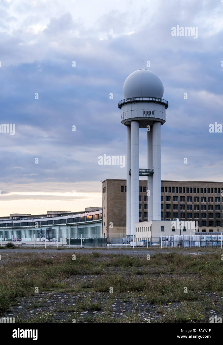 Tower aeropuerto Tempelhof en al atardecer. Foto de stock