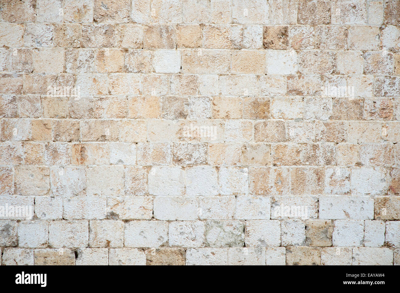 Viejo muro de piedra con textura de fondo blanco con textura de mármol de Istria en el Stradun en Dubrovnik, Croacia Foto de stock