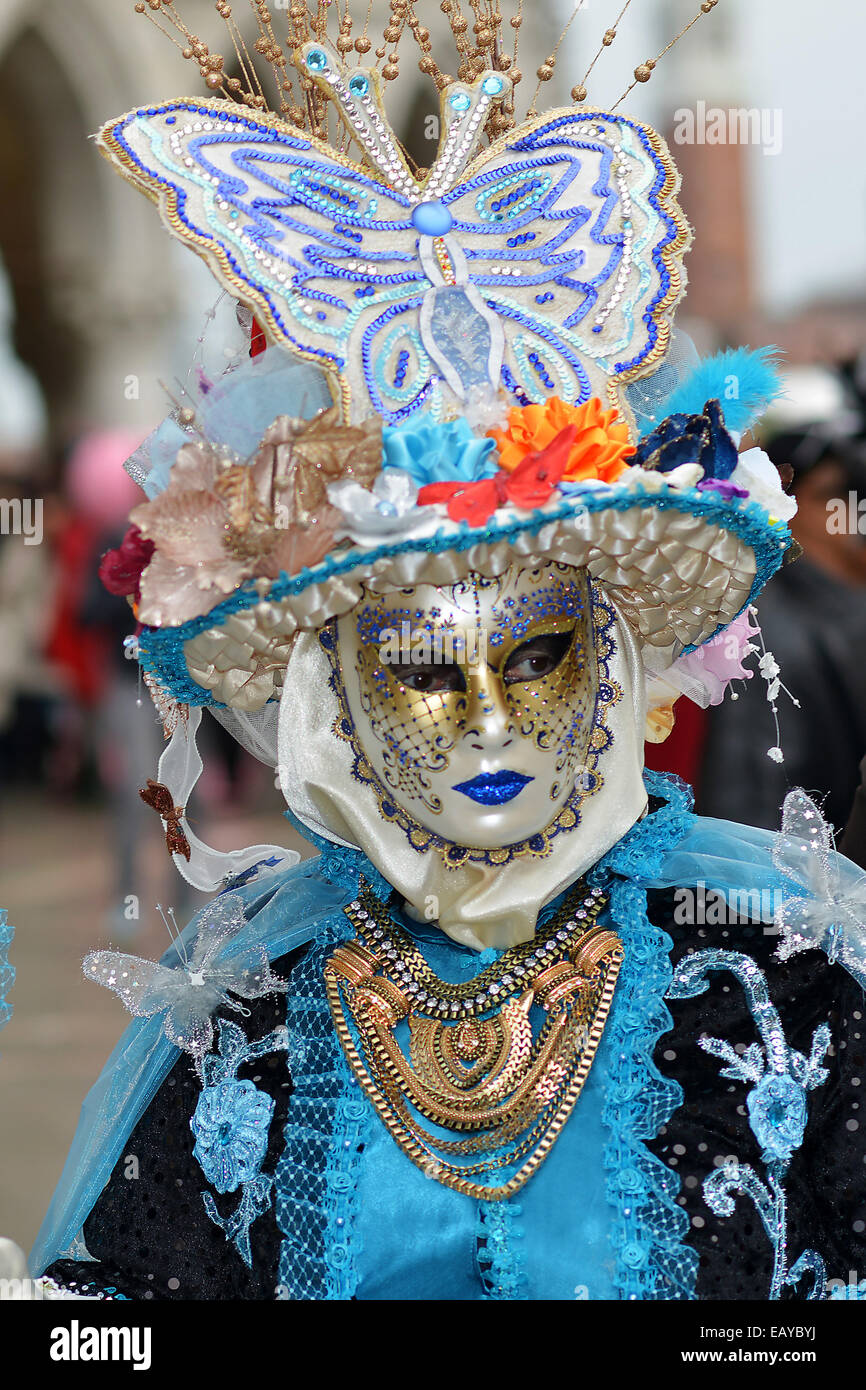 Mujer con disfraz de mascara y mariposa fotografías e imágenes de alta  resolución - Alamy