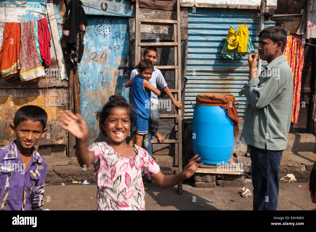 Los niños indios jugando fuera de su casa en Mumbai Foto de stock