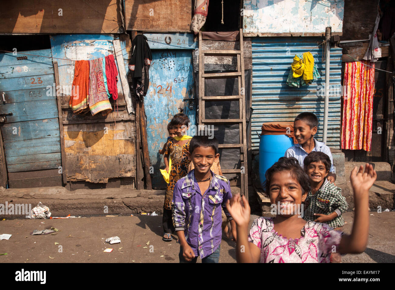 Los niños indios jugando fuera de su casa en Mumbai Foto de stock