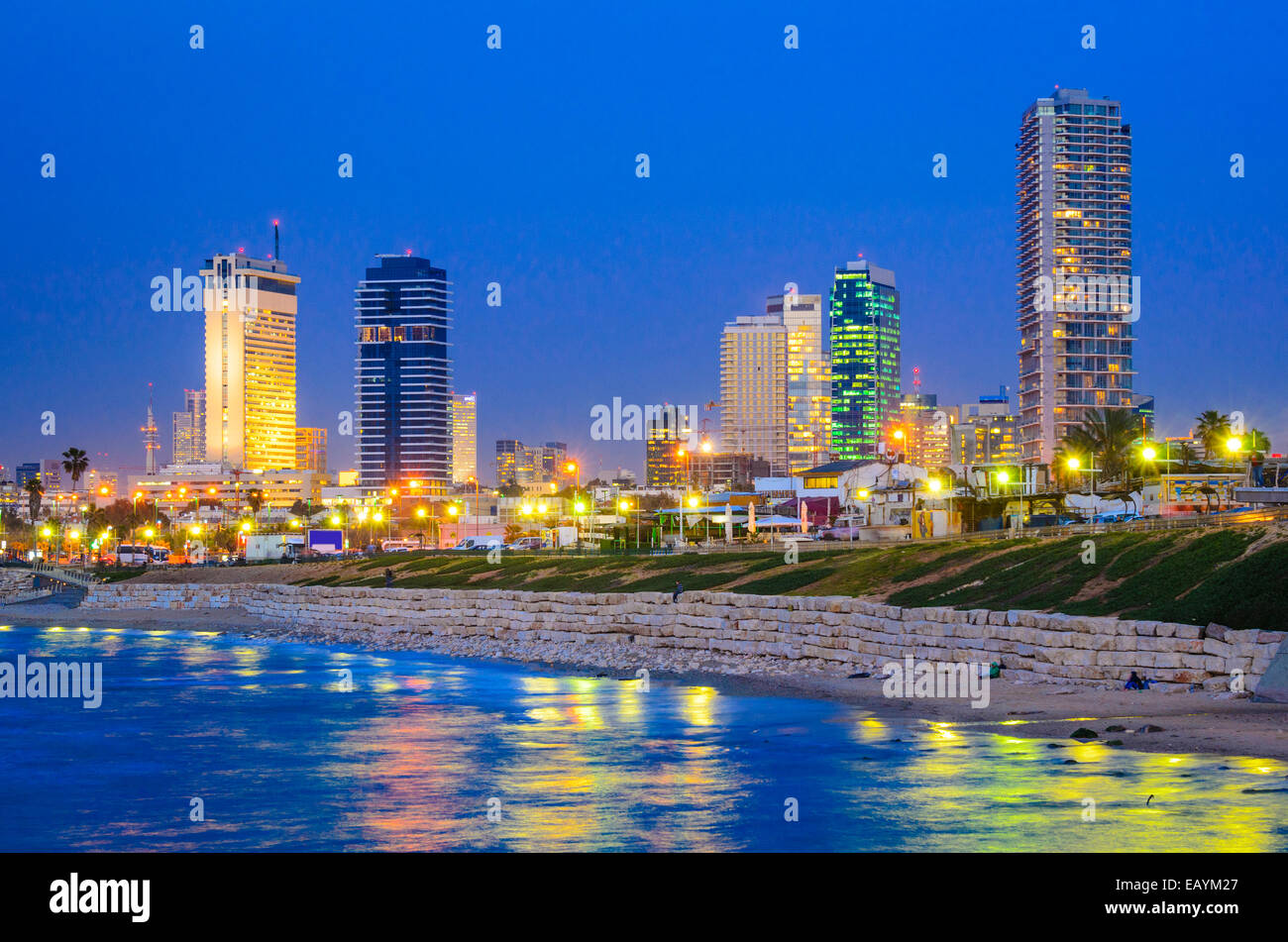 Tel Aviv, Israel Skyline en el Mediterráneo. Foto de stock