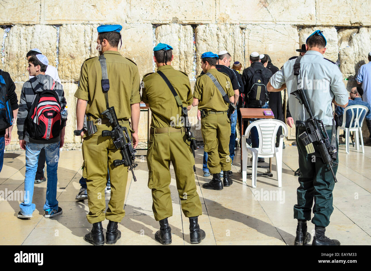 Jerusalén, Israel - 23 de febrero de 2012: Los soldados israelíes permanecen en guardia en el Muro Occidental. Foto de stock