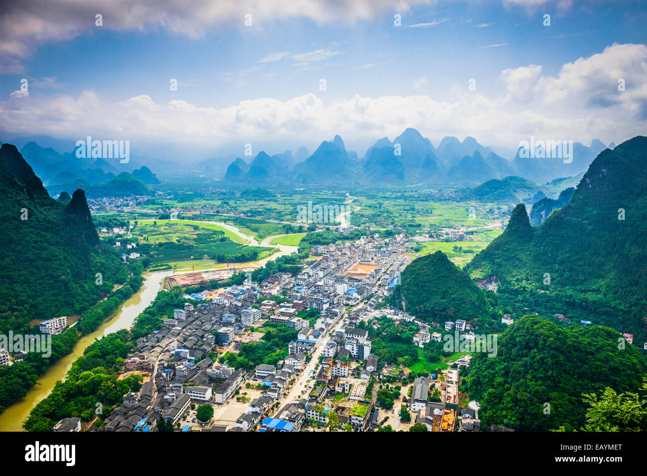 Xingping, Guangxi, China en río Li con karst paisaje. Foto de stock