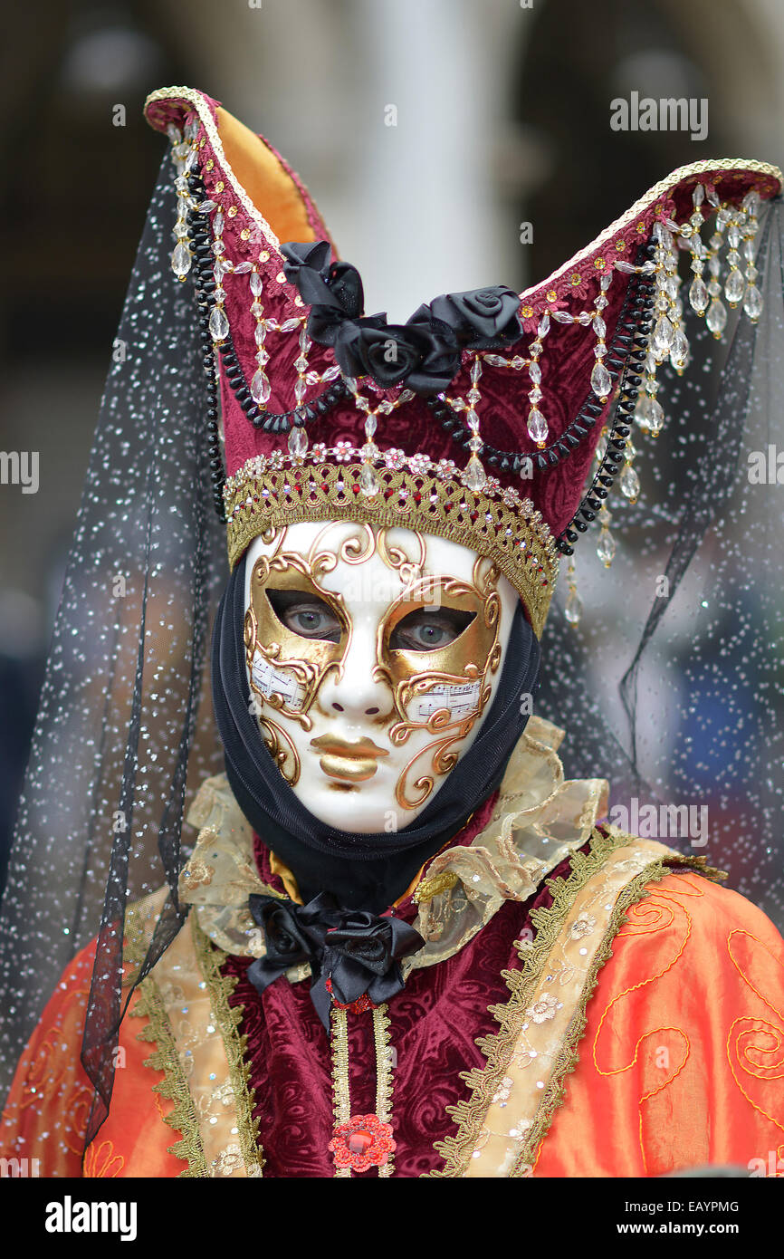 Las personas con máscaras y disfraces, el Carnaval de Venecia, Italia  Fotografía de stock - Alamy