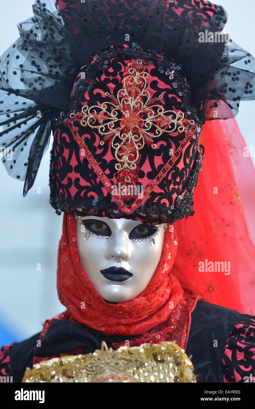 mujer joven en vestido y máscara veneciana 13148445 Foto de stock