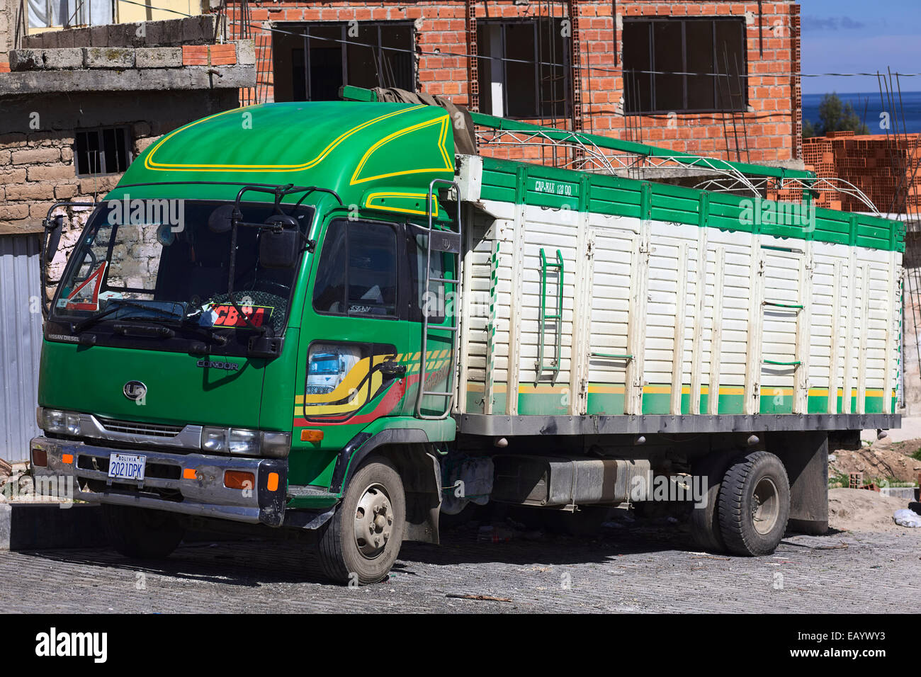 Nissan Diesel Verde Condor permanente de camiones en la carretera, en la  pequeña ciudad fronteriza de Kasani en Bolivia Fotografía de stock - Alamy