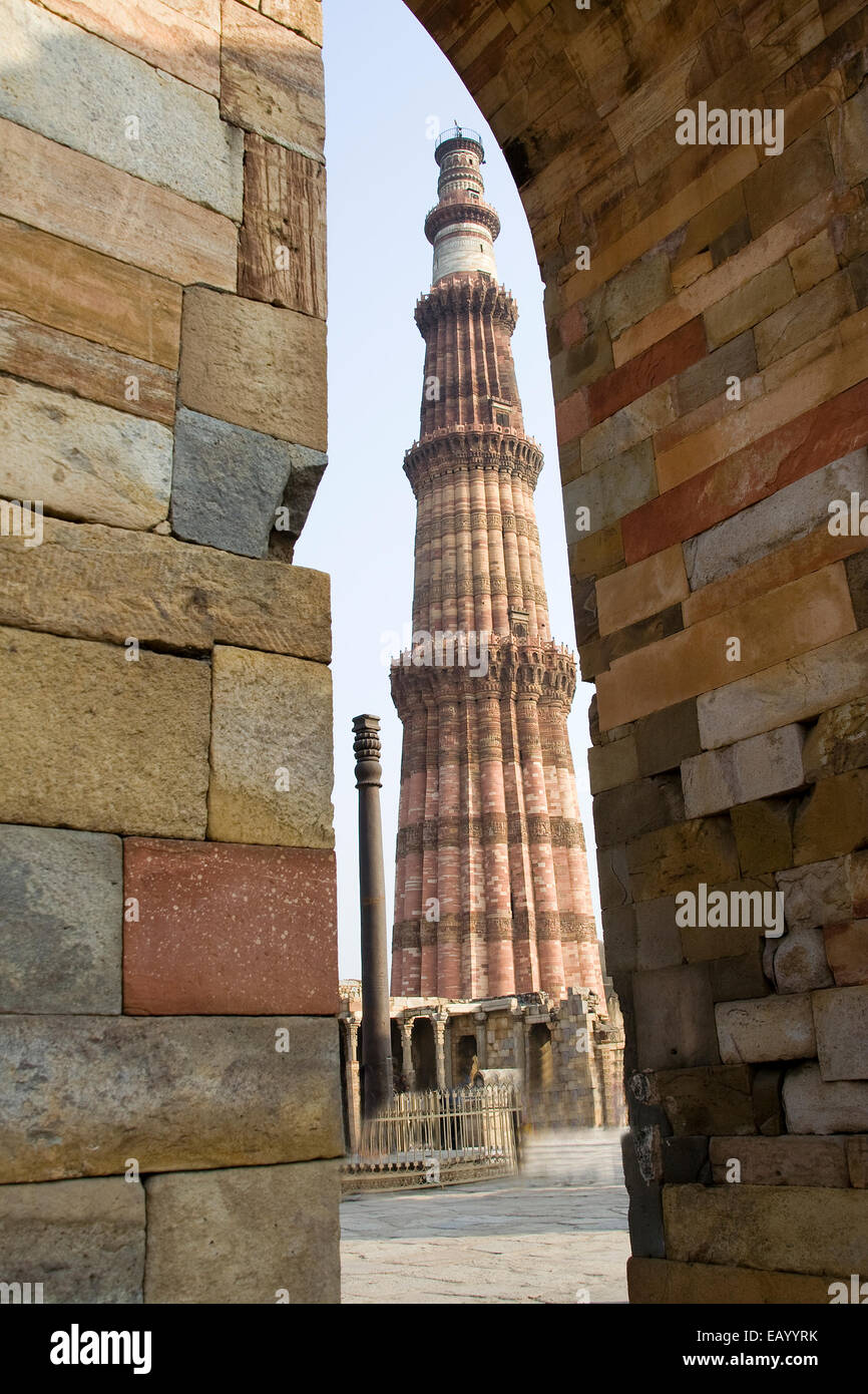 Qutub Minar y pilar de hierro visto aunque muro de piedra y un arco de  esquina, Delhi, India, Asia Fotografía de stock - Alamy