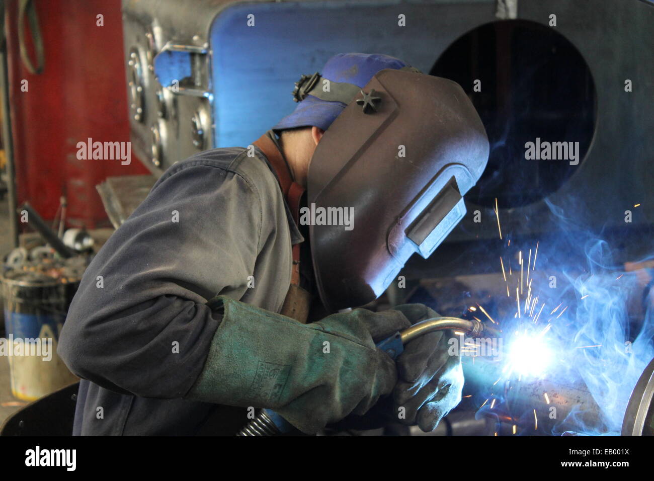Soldador MIG/MAG proceso de soldadura Fotografía de stock - Alamy