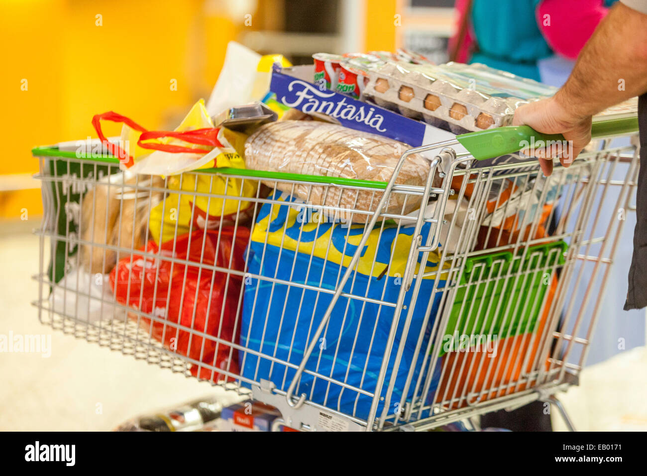 Carro de compras de supermercado completo, Supermarket trolley lleno,  República Checa Europa Fotografía de stock - Alamy