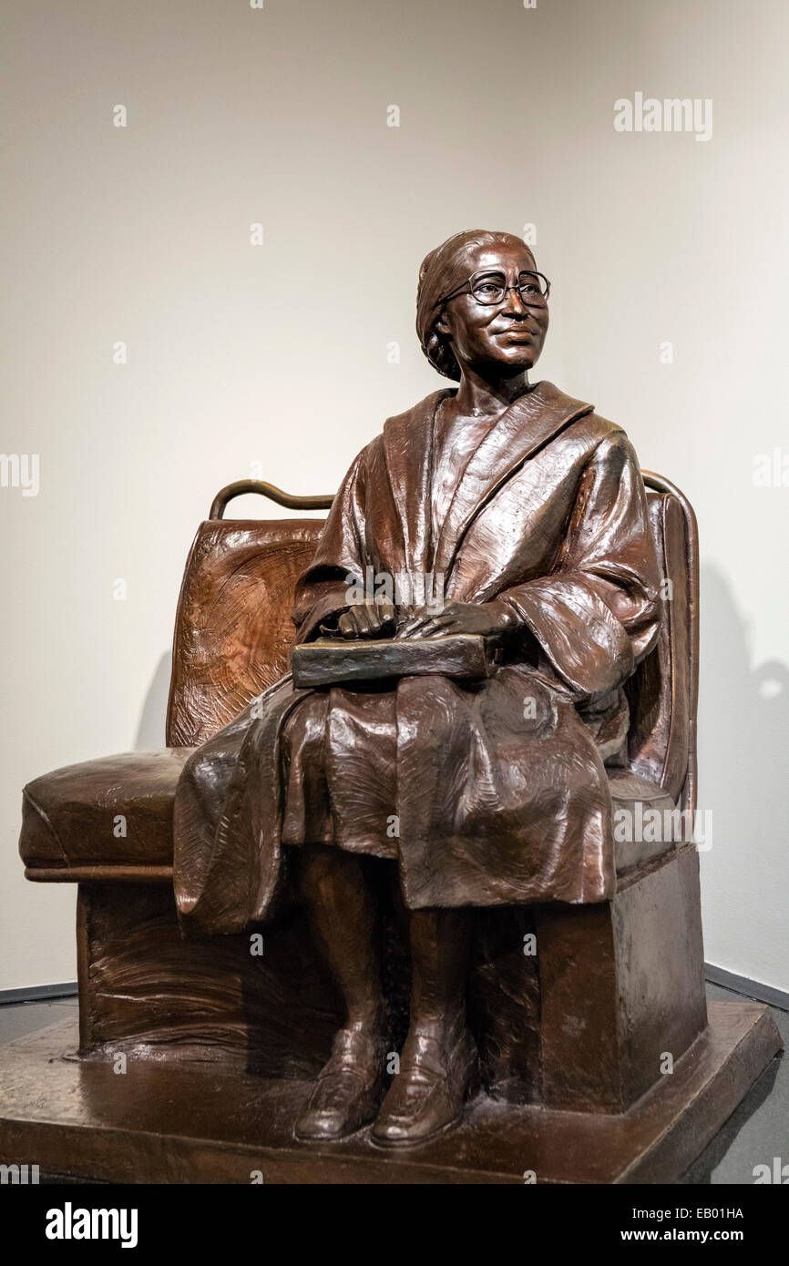 Escultura de Rosa Parks Rosa Parks en el museo y biblioteca, Montgomery, Alabama, EE.UU. Foto de stock