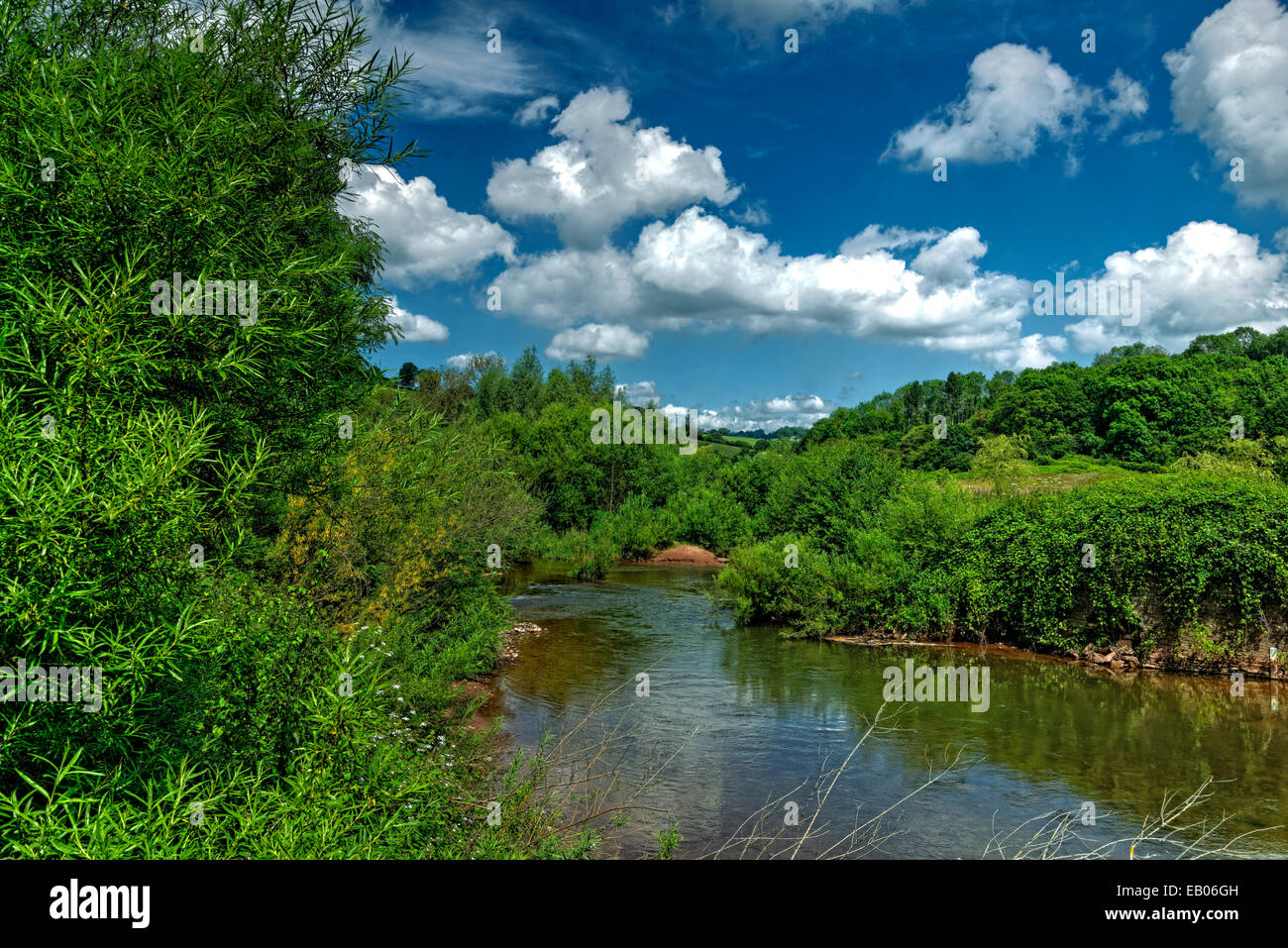 El Río Monnow en Skenfrith que es la frontera entre Gales e Inglaterra (margen izquierda Foto de stock