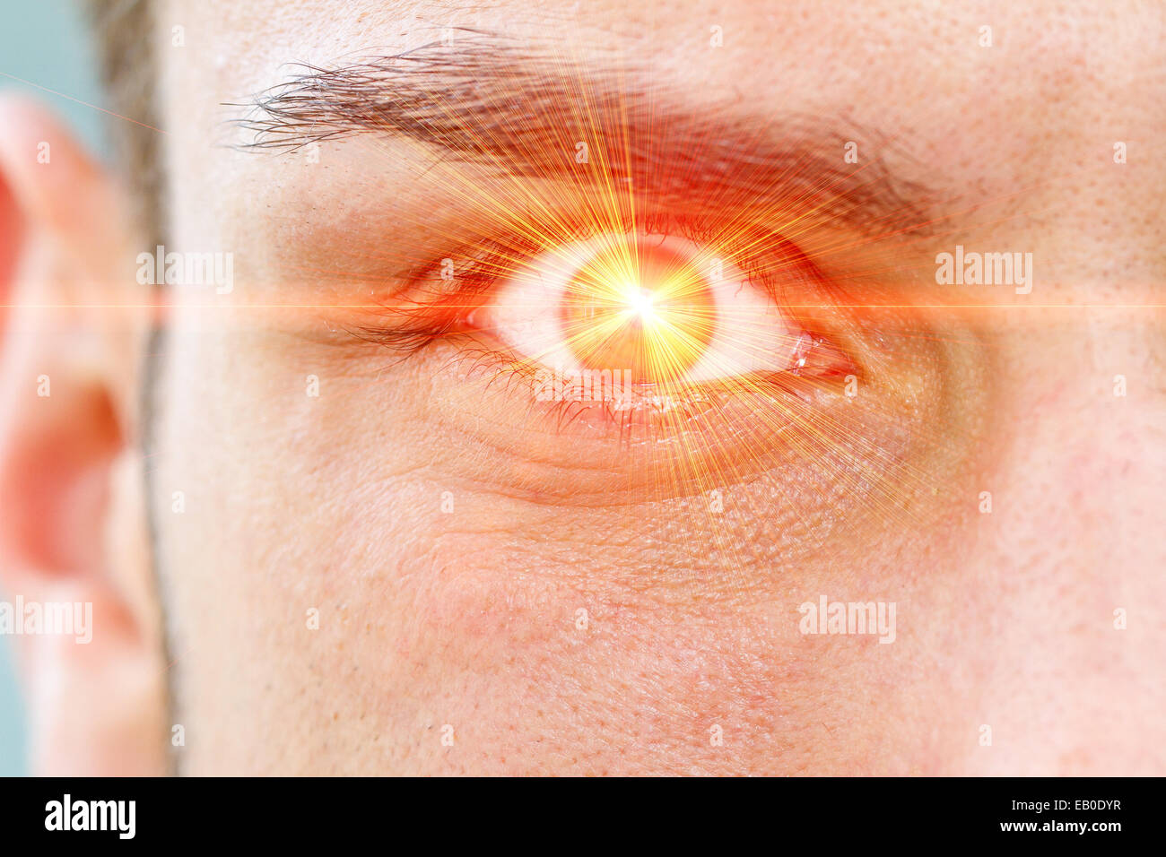 Rayo láser de color rojo en el ojo Fotografía de stock - Alamy