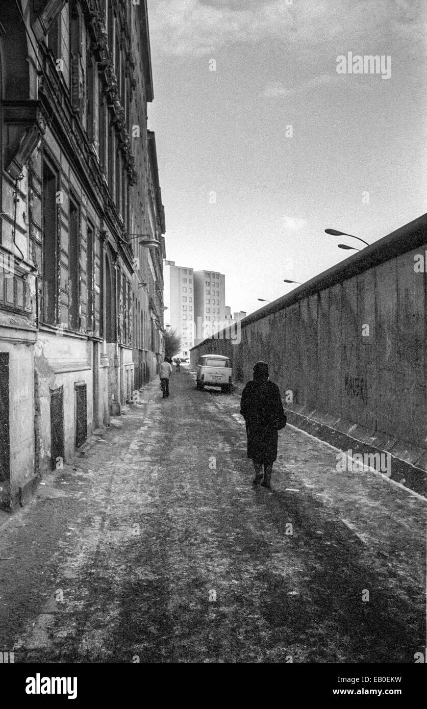 El muro de Berlín, en el distrito de Kreuzberg de Berlín Oeste en 1981 ...