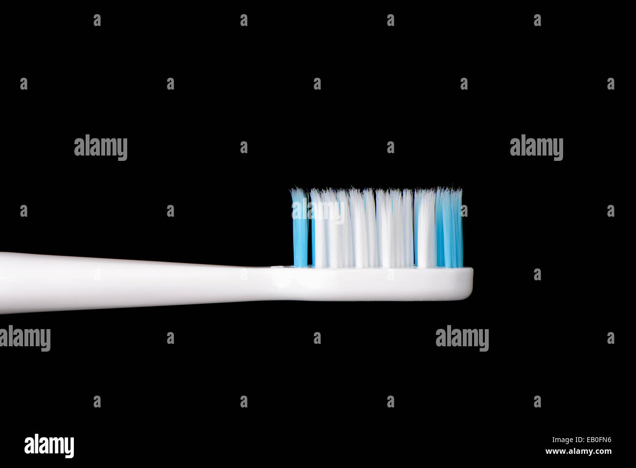 Primer plano de cepillo de dientes usado, aislado sobre negro Foto de stock