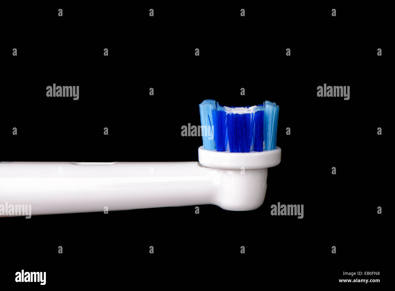Acercamiento de tipo redondo cepillo eléctrico, aislado en blanco Foto de stock