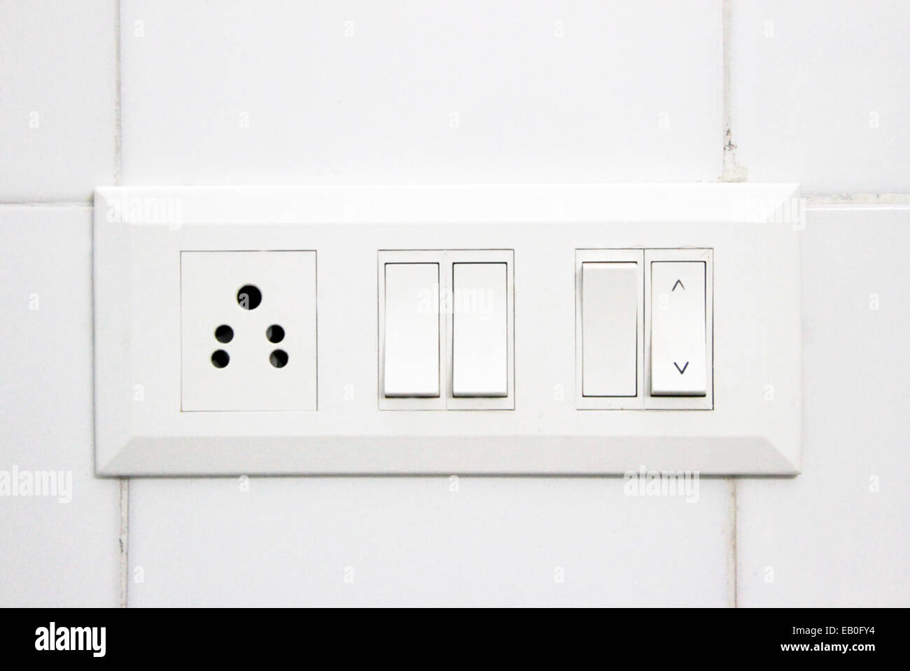interruptor y enchufe eléctrico y pared blanca interruptor y enchufe  eléctrico y pared blanca 15964305 Foto de stock en Vecteezy