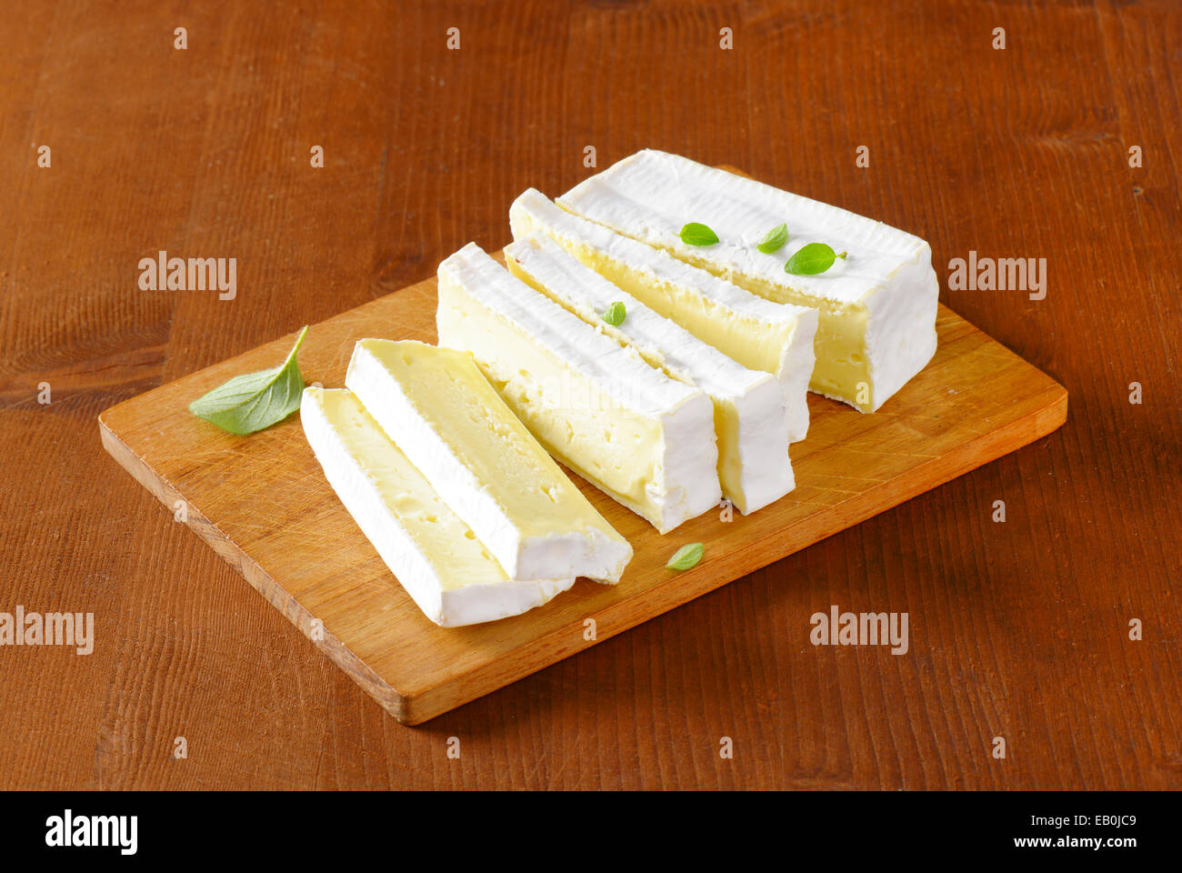 Carré de l'Est - Francés - queso de leche de vaca con corteza blanca Foto de stock