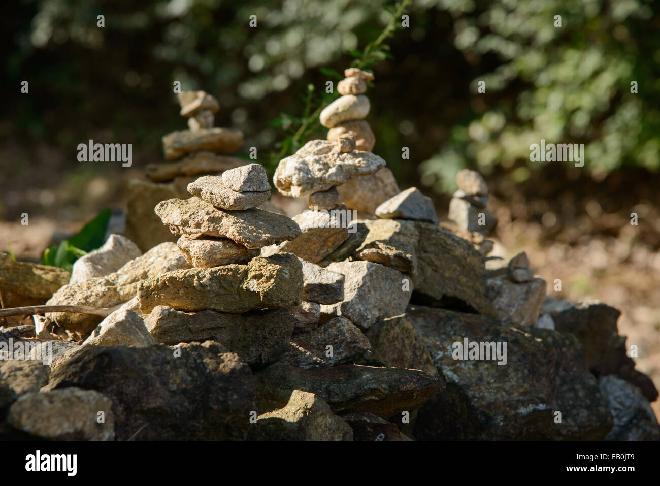 Piedras apiladas cerca de un templo en Corea Foto de stock