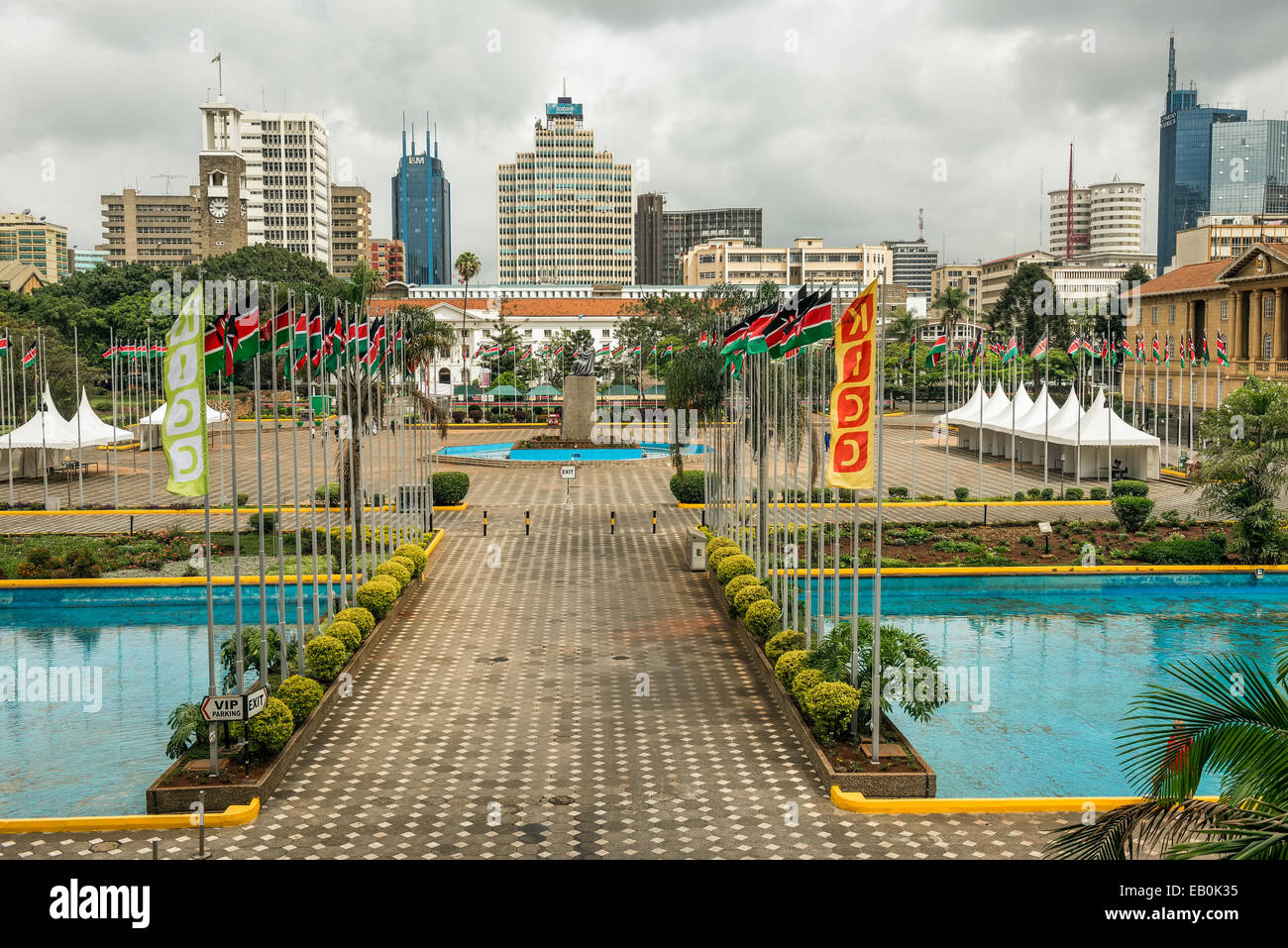 Patio que rodean la estatua de Jomo Kenyatta en frente del Centro Internacional de Conferencias Kenyatta, en Nairobi Foto de stock