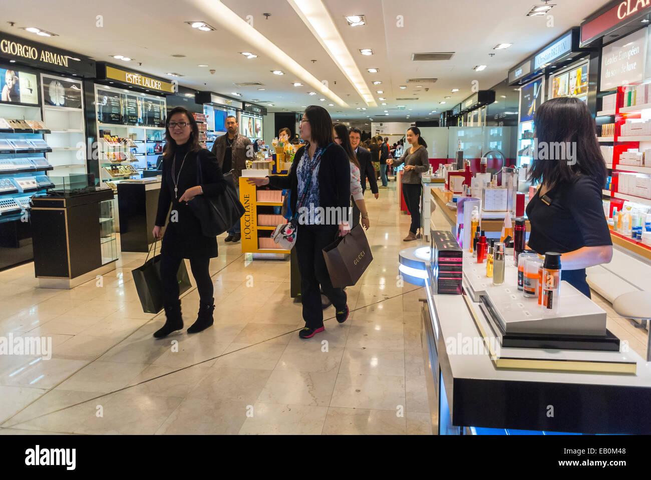 Paris, Francia, los turistas chinos Compras bolsas dentro de la tienda de  lujo, Perfumes, en los grandes almacenes franceses, 'Galeries Lafayettes',  mostrador de cosméticos, tienda de perfumes Fotografía de stock - Alamy