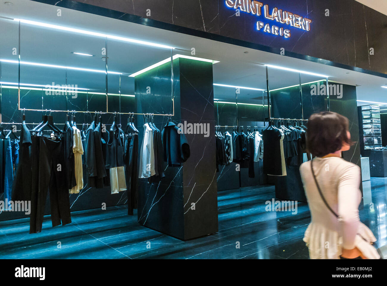 París, Francia, Mujer compras en tiendas por departamento francés, de las  Galerías Lafayette, marcas de moda de lujo, de nombre "Yves Saint Laurent  haute couture interior Fotografía de stock - Alamy