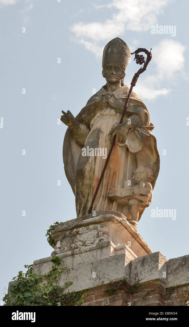 La antigua estatua en San Donato Gate en Lucca, Toscana, Italia Foto de stock