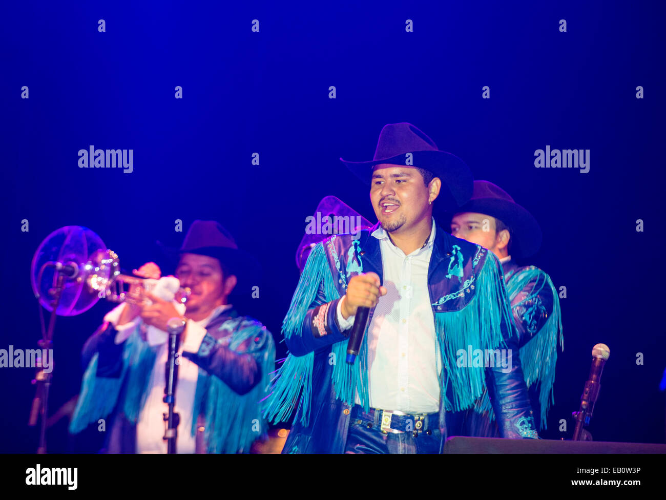 Los miembros de la banda Banda Machos realizar en vivo en el escenario en  el Dia de los Muertos celebración en Coachella, California Fotografía de  stock - Alamy