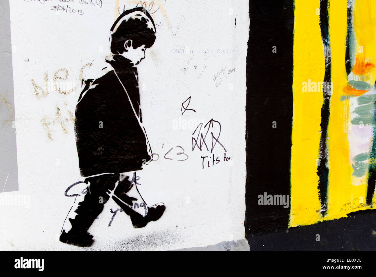 Berlin Wall Street Art Graffiti Banksy style boy Foto de stock