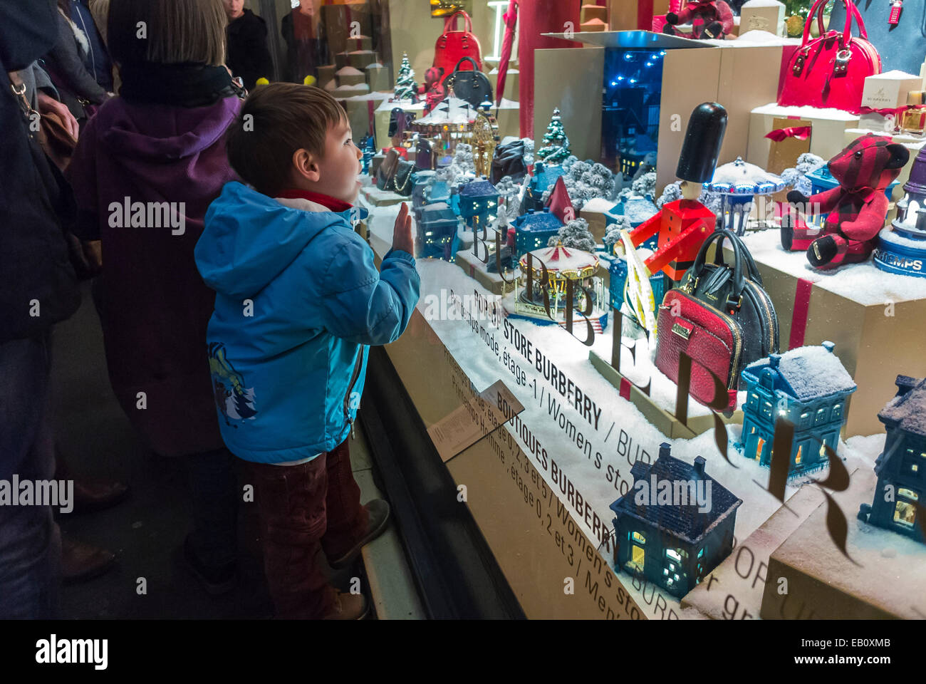 Paris, Francia, tienda de niños Ventana delantera Compras en los grandes  almacenes franceses, Le Printemps, disfrutando de las luces de Navidad,  decoraciones, tienda de juguetes Fotografía de stock - Alamy