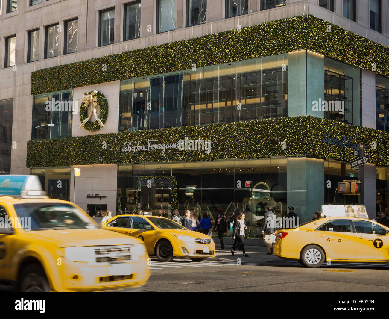 Salvatore Ferragamo Flagship Store en la Quinta Avenida, la temporada de  vacaciones, en la ciudad de Nueva York Fotografía de stock - Alamy