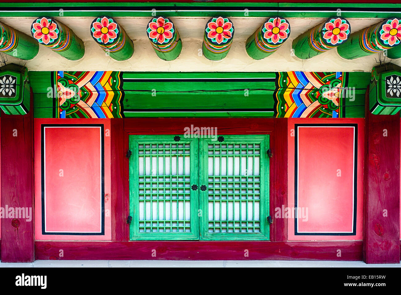 Vista de cerca de una casa tradicional coreana con una ventana, el Palacio Gyeongbokgung, Seúl, Corea del Sur Foto de stock