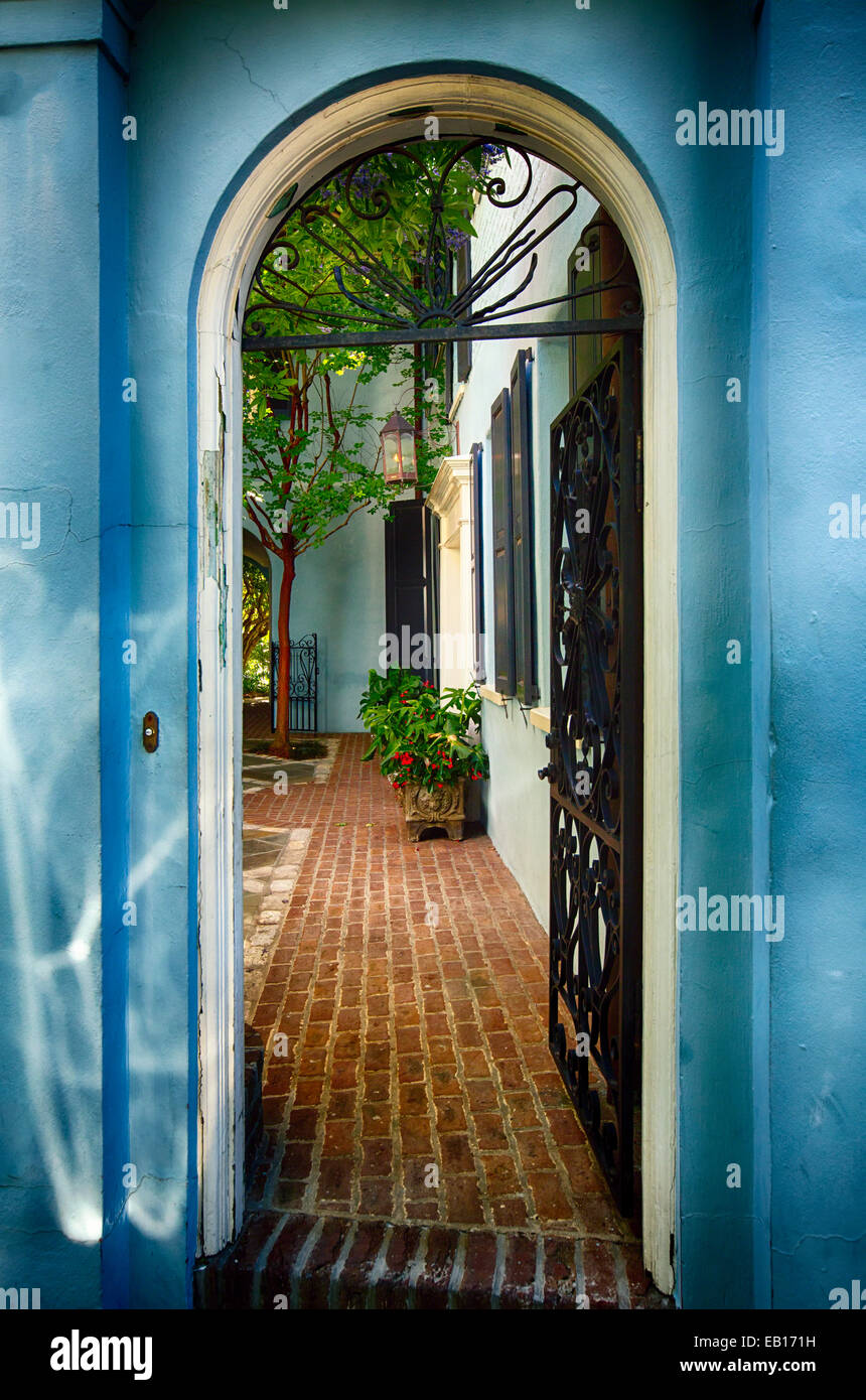 Abrir puerta de hierro forjado a una casa histórica, Charleston, Carolina del Sur Foto de stock