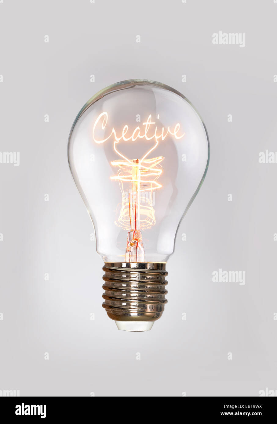 El concepto creativo en una bombilla de filamento. Foto de stock