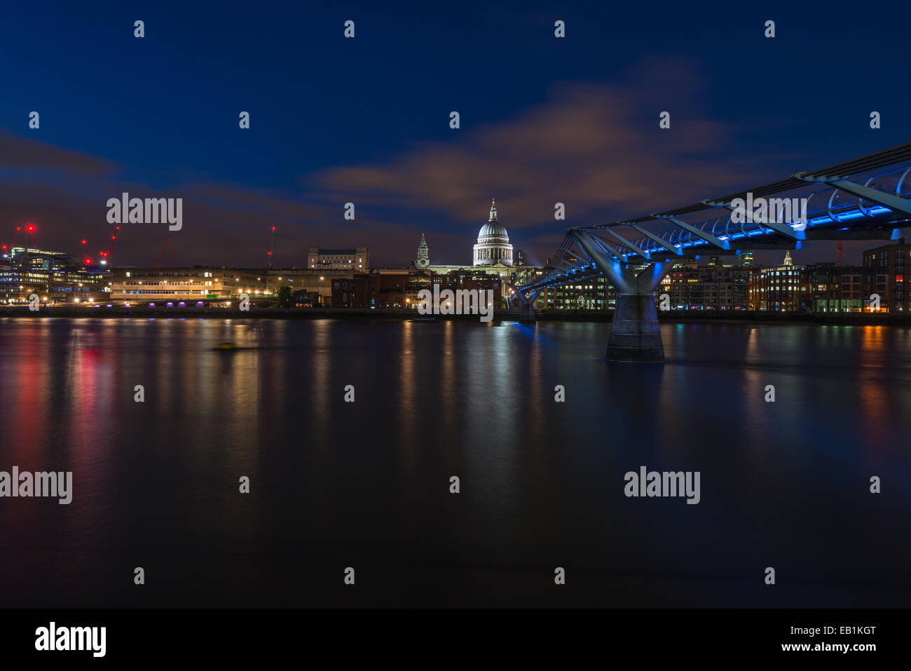 Vista nocturna de la Catedral de St. Paul y Millinium Bridge, Londres, Reino Unido. Foto de stock