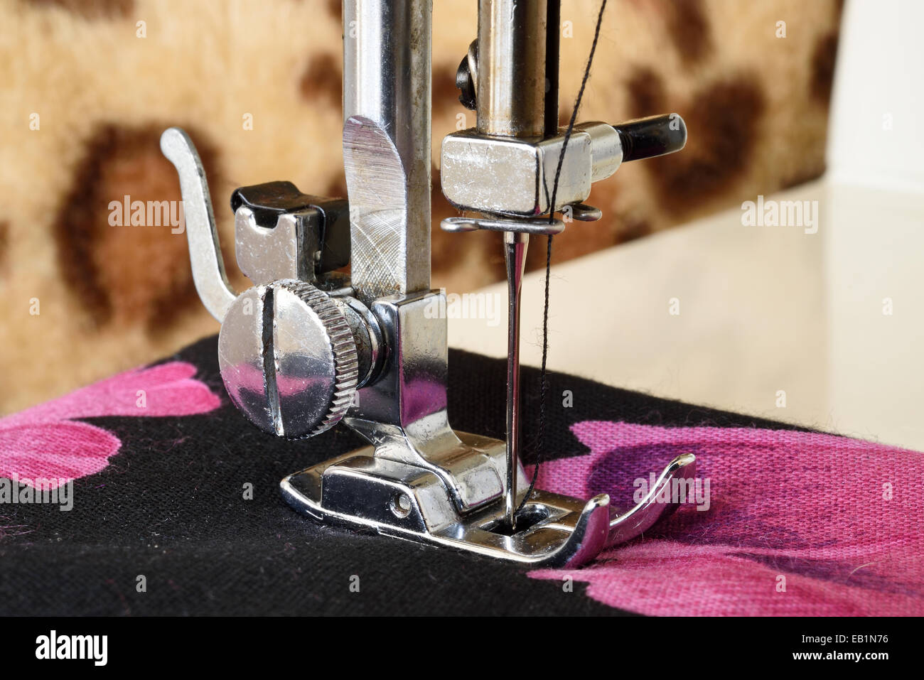 Cerca de una máquina de coser con la aguja de coser tela colorida  Fotografía de stock - Alamy
