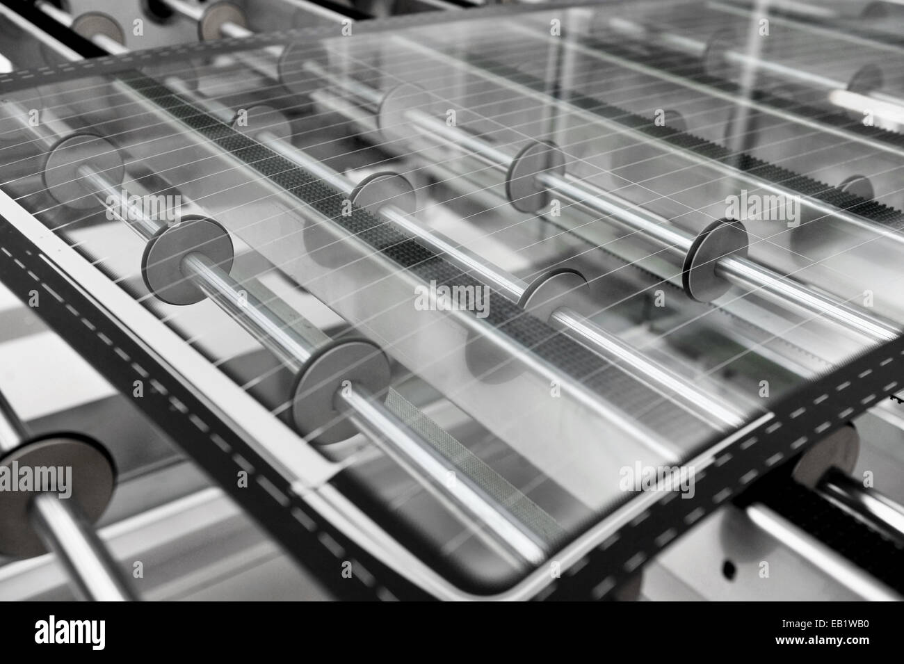 Detalle de la industria con un coche trasero de vidrio en la línea de producción en una fábrica de vidrio Foto de stock