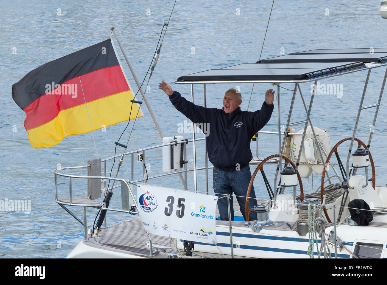 Gran Canaria, Islas Canarias, España. El 24 de noviembre de 2014. Manfred  Kerstan 78 años desde Berlín, comienza su 20ª carrera arco transatlántica  como patrón del yate "Albatros" como yates diríjase a