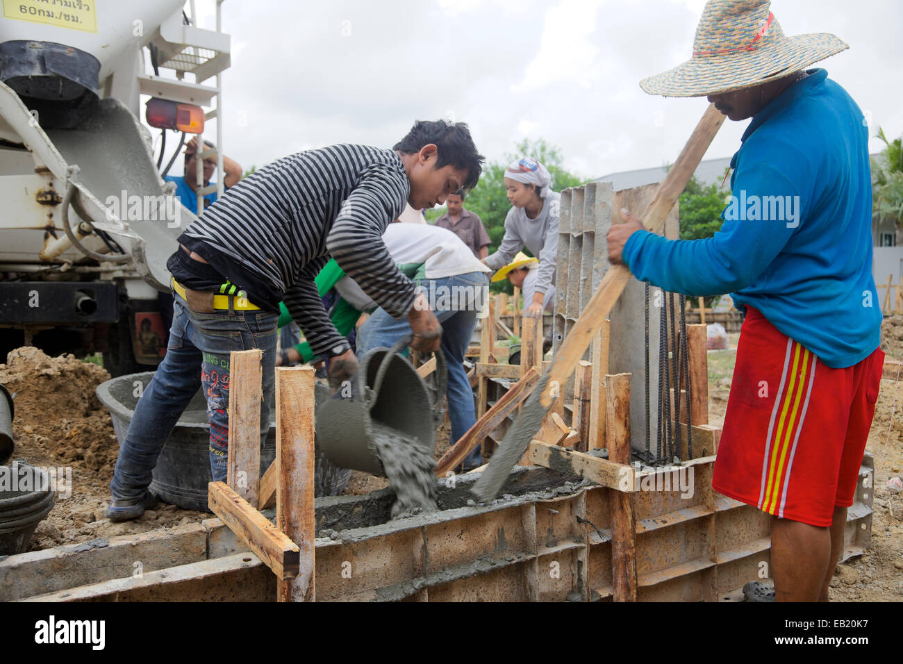 Constructores birmano echar cemento, Tailandia Foto de stock