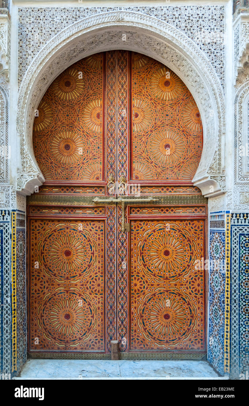 Una hermosa decoración puerta en la medina de Fez, Marruecos Foto de stock