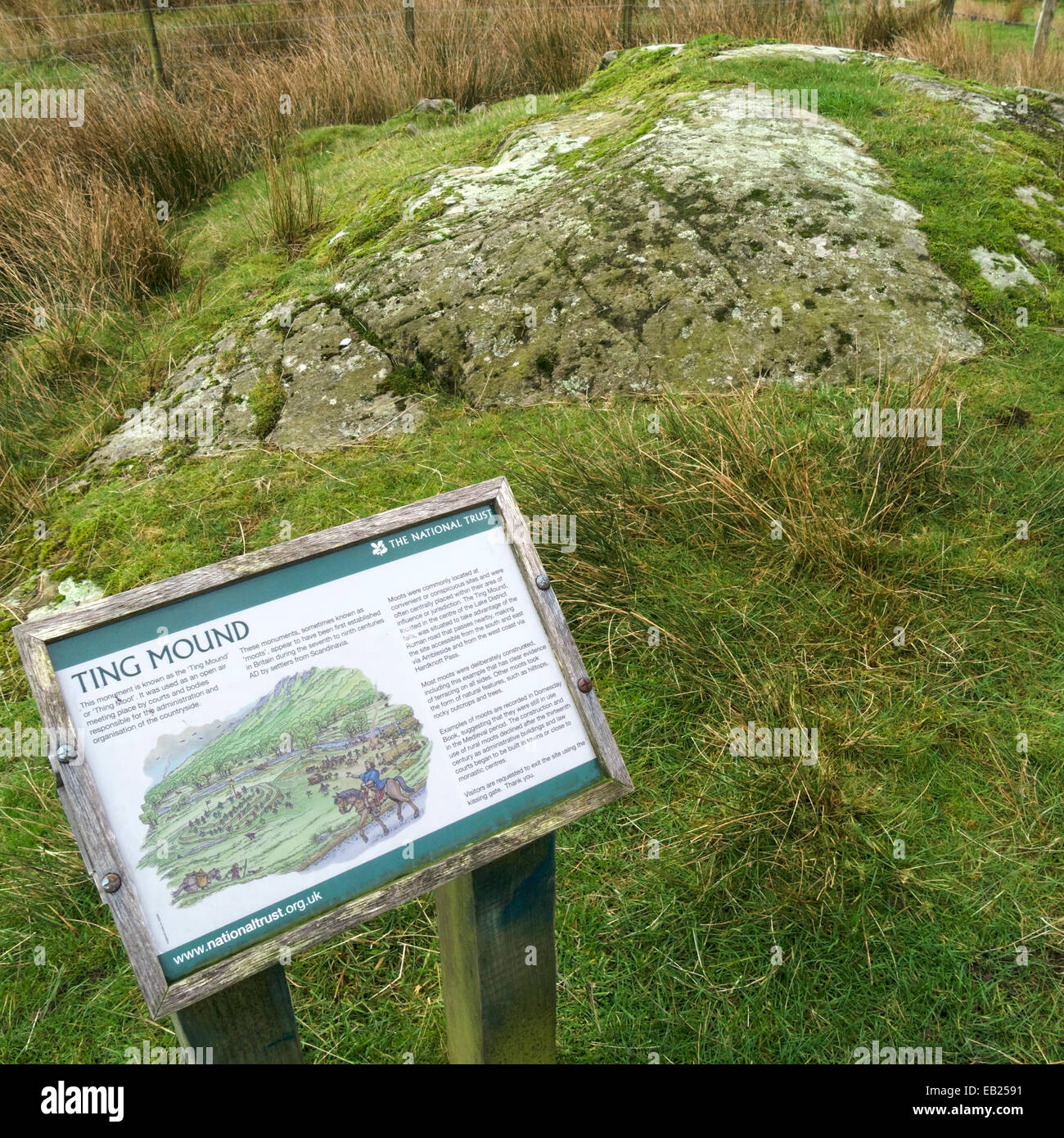 Antiguo Monumento 'Ting Montículo" o "Cosa Moot' y signo de la información, Little Langdale, Cumbria, Inglaterra, Reino Unido. Foto de stock