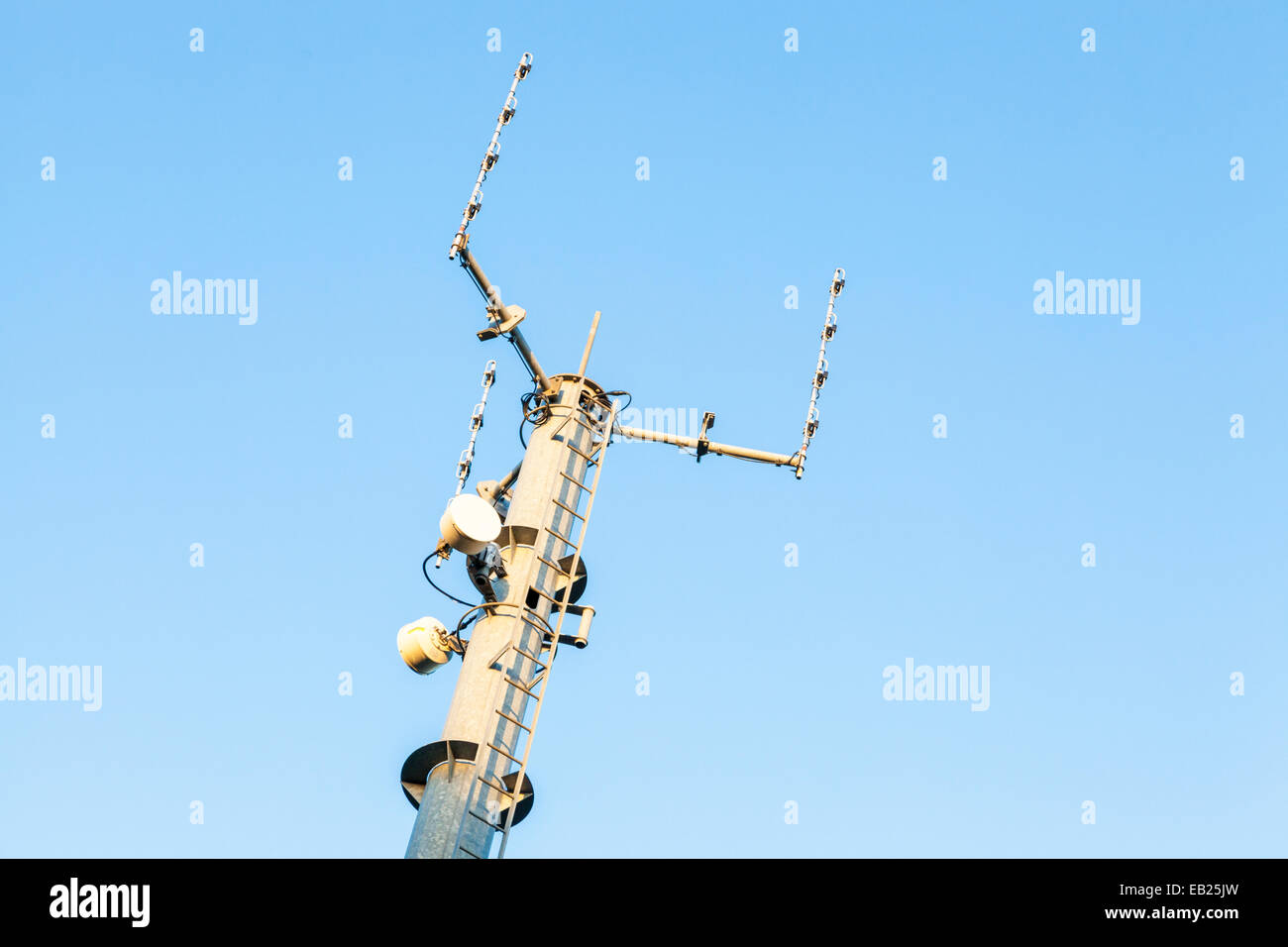 La parte superior de un mástil de telecomunicaciones autoportantes, Nottinghamshire, Inglaterra, Reino Unido. Foto de stock