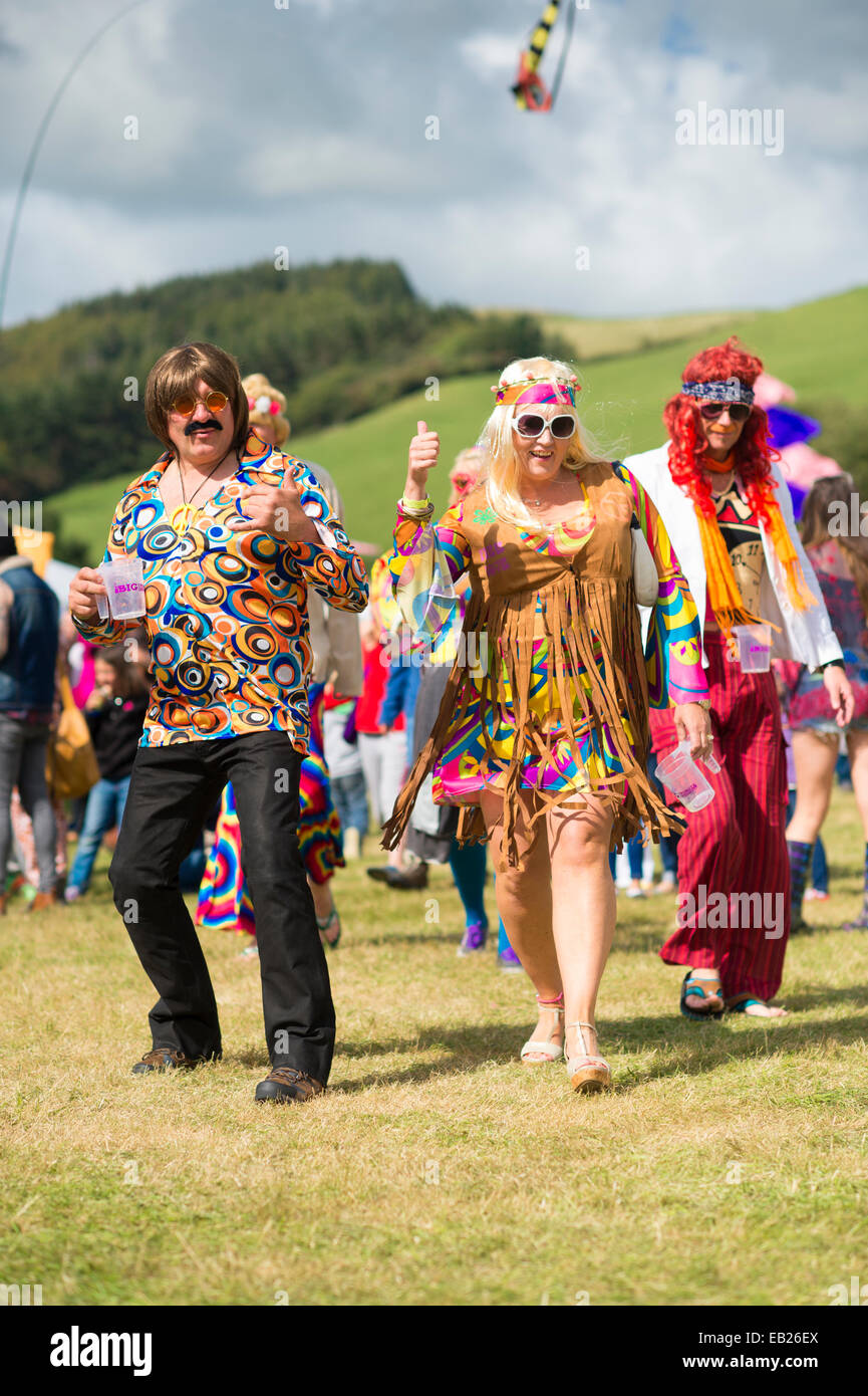 Los miembros de la audiencia en los 70's Fancy Dress ropa en el gran festival de música homenaje Aberystwyth UK August Bank Holiday 2014 Foto de stock